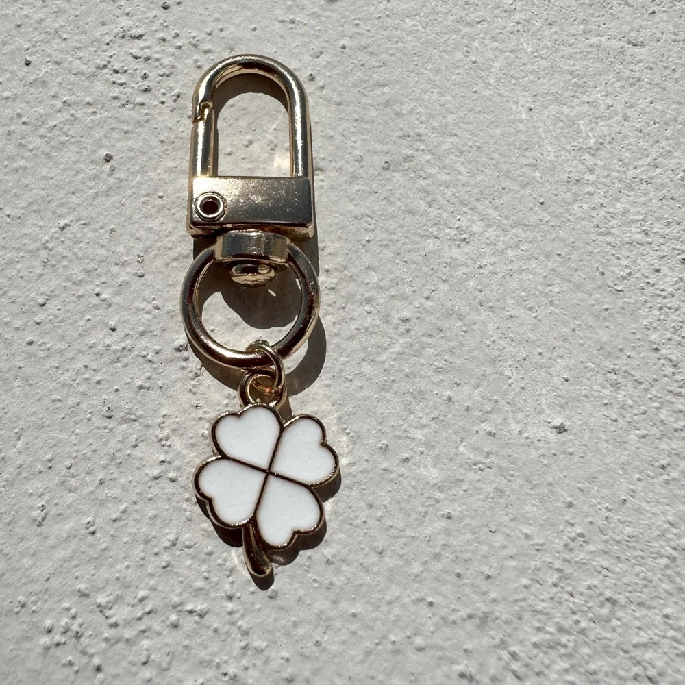 KEY/PURSE - PURSE CHARM NWOT Elegant Gold Clover White Keychain Accessory unisex